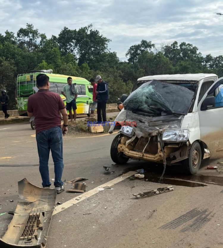 Adu Banteng? Bukan, Pickup Hantam Pantat Minibus di Jalan Bypass Pomalaa Pagi Ini