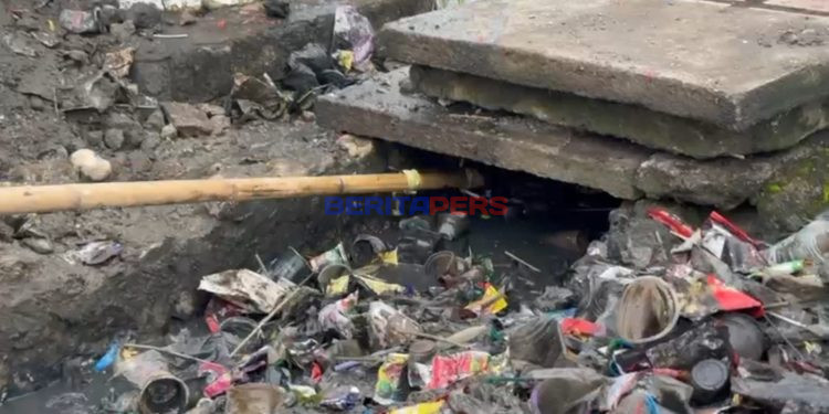 Bukan Limbah Dapur MBG, Luapan Air di Jalan Makmur dan Merdeka Akibat Selokan Tersumbat Sampah  ​