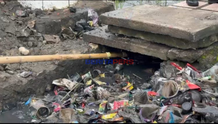 Bukan Limbah Dapur MBG, Luapan Air di Jalan Makmur dan Merdeka Akibat Selokan Tersumbat Sampah  ​