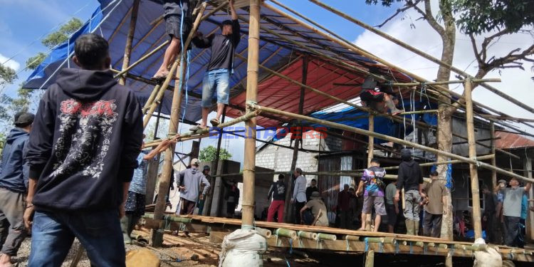 Tradisi ‘Assombung Bola’: Potret Kehangatan dan Deru Gotong Royong Warga Bolaromang Jelang Hari Bahagia