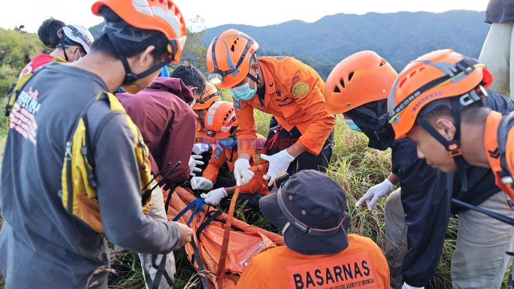 SAR Gabungan Evakuasi Pendaki Tersambar Petir di Monrolo