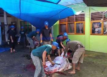 ​Warga Bolaromang Kompak Sembelih Enam Hewan Kurban di Masjid Al-Irsyad