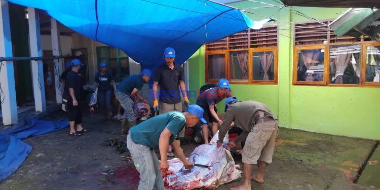 ​Warga Bolaromang Kompak Sembelih Enam Hewan Kurban di Masjid Al-Irsyad