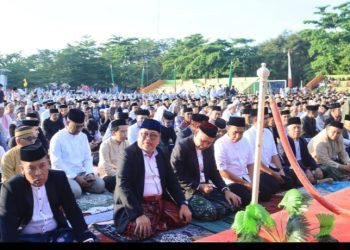 Kebersamaan di Hari Raya, Daeng Manye Bersama Anggota DPR RI Jalan Kaki ke Lapangan Makkatang Daeng Sibali