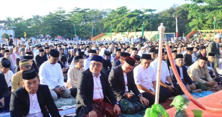 Kebersamaan di Hari Raya, Daeng Manye Bersama Anggota DPR RI Jalan Kaki ke Lapangan Makkatang Daeng Sibali