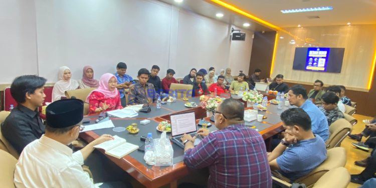Tamsil Linrung Saksikan Bedah Buku “Dramaturgi dan Oligarki” di Kantor DPD RI Sulsel