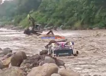 Detik-Detik Mencekam: Dua Dump Truck Hanyut Diterjang Arus Sungai Jeneberang di Gowa