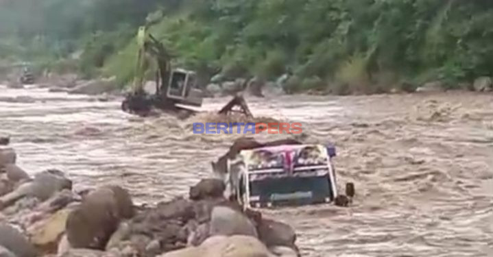 Detik-Detik Mencekam: Dua Dump Truck Hanyut Diterjang Arus Sungai Jeneberang di Gowa