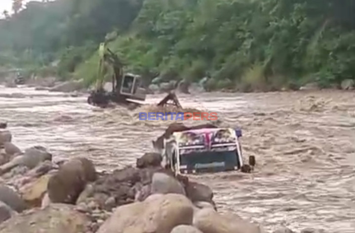 Detik-Detik Mencekam: Dua Dump Truck Hanyut Diterjang Arus Sungai Jeneberang di Gowa