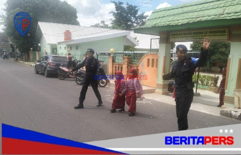 Aksi Humanis Personel Batalyon B Pelopor Bantu Anak Sekolah
