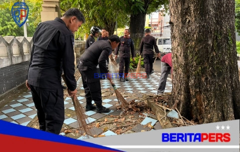Wujud Penghormatan kepada Pejuang, Brimob Sulsel bersihkan makam pahlawan