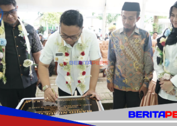 ​Dulu Letakkan Batu Pertama, Kini Darmawangsyah Muin Sumringah Resmikan Masjid SMAN 10 Gowa