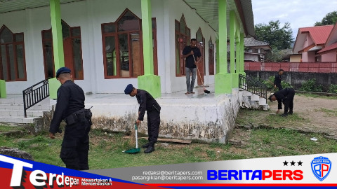 Aksi Sosial Brimob Sulsel di Parepare, Bersihkan Masjid As Shabirin Komplek Pantai Jompo