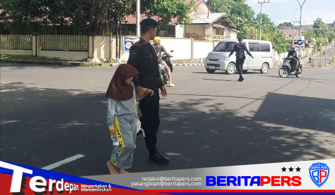 Brimob Sulsel Kawal Keselamatan Pelajar dengan Pengaturan Lalu Lintas Saat Jam Pulang Sekolah