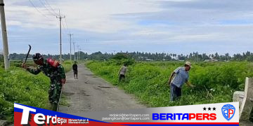 Babinsa Koramil 1404-01/Suppa Bersama Bhabinkamtibmas Gelar Kerja Bakti Bersihkan Akses Jalan di Desa Lotang Salo