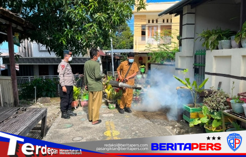 Upaya Cegah Penyakit, Brimob Sulsel dan Dinkes Parepare Gelar Fogging di Kawasan Asrama