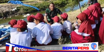 Dandim 1404/Pinrang Bangun Kedekatan dengan Anak-anak di Lokasi Pembangunan Jembatan Aramco Lanrisang