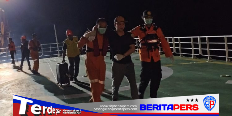 ABK Kapal Asing Asal Vietnam Dievakuasi Basarnas Makassar di Perairan Pangkep