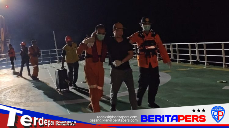ABK Kapal Asing Asal Vietnam Dievakuasi Basarnas Makassar di Perairan Pangkep