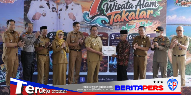 ​Dedikasi Luar Biasa, Bupati Takalar Beri Penghargaan Kepala Lingkungan Berusia 93 Tahun