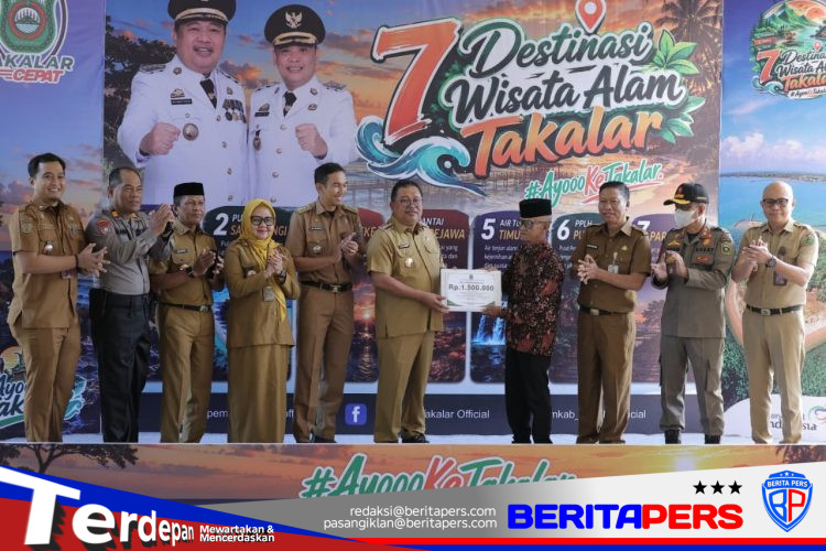 Dedikasi Luar Biasa, Bupati Takalar Beri Penghargaan Kepala Lingkungan Berusia 93 Tahun
