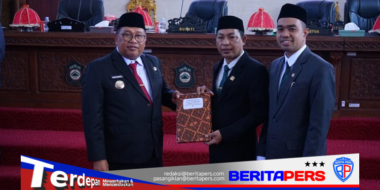 Sidang Paripurna DPRD, Bupati Firdaus Daeng Manye Serahkan Ranperda Pertanggungjawaban APBD Takalar TA 2025