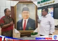 ​Simbol Sinergi Seni dan Birokrasi, Pelukis Asal Takalar Persembahkan Karya Spesial untuk Bupati Daeng Manye