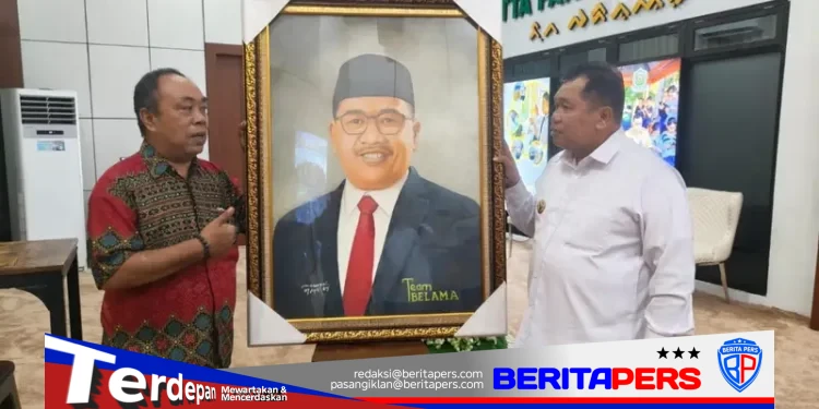 ​Simbol Sinergi Seni dan Birokrasi, Pelukis Asal Takalar Persembahkan Karya Spesial untuk Bupati Daeng Manye
