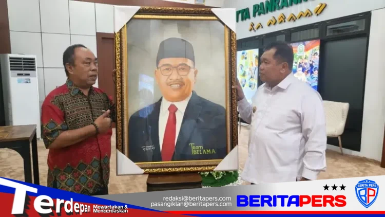 ​Simbol Sinergi Seni dan Birokrasi, Pelukis Asal Takalar Persembahkan Karya Spesial untuk Bupati Daeng Manye