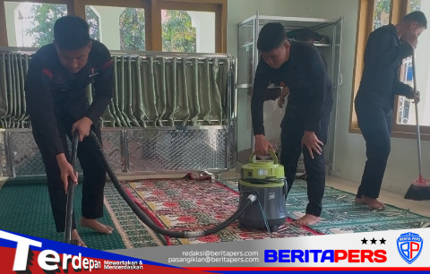 Brimob Sulsel Turun Tangan Bersihkan Masjid Qiblatain di Jalan Jenderal Sudirman