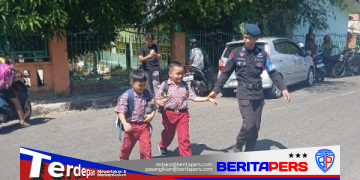 Aksi Humanis Brimob Polda Sulsel, Personel Kawal Penyeberangan Siswa SD Negeri 12 Parepare