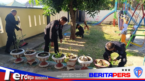 Brimob Sulsel Bersihkan TK di Parepare, Ajak Anak-anak Belajar Pentingnya Kebersihan Sejak Dini