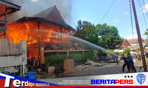 Kebakaran Hanguskan 2 Rumah di Jalan Mayor Haddade, Personel Batalyon B Pelopor Turun Bantu Padamkan Api