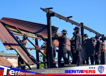 Hari Kedua Pasca kebakaran dua unit rumah, Tim SAR Brimob Sulsel Bersama BPBD Bersihkan Puing-puing