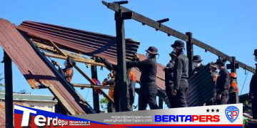 Hari Kedua Pasca kebakaran dua unit rumah, Tim SAR Brimob Sulsel Bersama BPBD Bersihkan Puing-puing