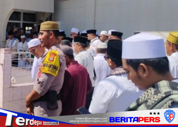 Bhabinkamtibmas Lanrisang Laksanakan Pengamanan Ziarah Wali Jampue, Sampaikan Pesan Kamtibmas kepada Jamaah