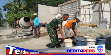 Gotong Royong Bangun Rumah Warga, Babinsa Nogosari Perkuat Kemanunggalan TNI dan Rakyat