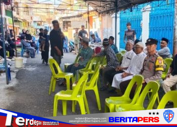 Bhabinkamtibmas Kampung Pisang Tunjukkan Kepedulian Sosial, Dampingi Prosesi Pemakaman Warga Hingga Tempat Peristirahatan Terakhir