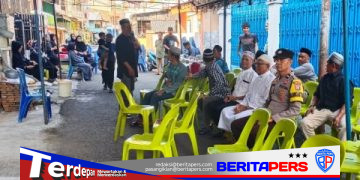 Bhabinkamtibmas Kampung Pisang Tunjukkan Kepedulian Sosial, Dampingi Prosesi Pemakaman Warga Hingga Tempat Peristirahatan Terakhir