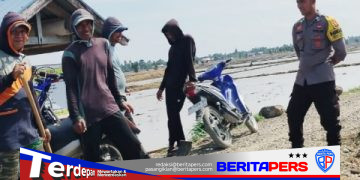 Bhabinkamtibmas Desa Lerang Pantau Pengairan Persawahan, Pastikan Kesiapan Petani Hadapi Musim Tanam