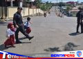 Jam Pulang Sekolah, Brimob Siaga Bantu Penyeberangan Siswa di Parepare