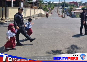 Jam Pulang Sekolah, Brimob Siaga Bantu Penyeberangan Siswa di Parepare