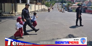 Jam Pulang Sekolah, Brimob Siaga Bantu Penyeberangan Siswa di Parepare