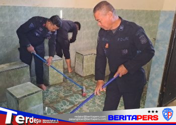 Jelang Salat Jumat, Brimob Polda Sulsel Bersihkan Masjid Al Mutaqaddimin di Parepare