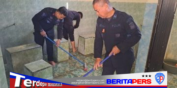 Jelang Salat Jumat, Brimob Polda Sulsel Bersihkan Masjid Al Mutaqaddimin di Parepare