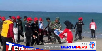 Pelatih dan Paskibra Lanrisang Bersama Warga Gotong Royong Bersihkan Pantai Waetuoe Sambut Porseni HUT RI Ke-81