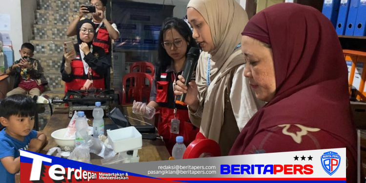 Mahasiswa KKN Unhas Latih Warga Ujung Bulu Olah Bakso Ikan Teri untuk Cegah Stunting