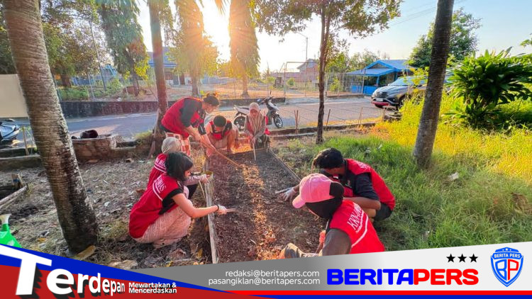 Respon Positif Warga, Mahasiswa KKN Unhas Posko Ujung Bulu Revitalisasi Kebun Gizi