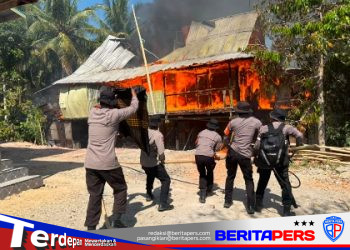 Hendak Bertugas ke Enrekang, Tim SAR Brimob Justru Temui Kebakaran Rumah di Pinrang