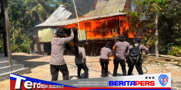 Hendak Bertugas ke Enrekang, Tim SAR Brimob Justru Temui Kebakaran Rumah di Pinrang